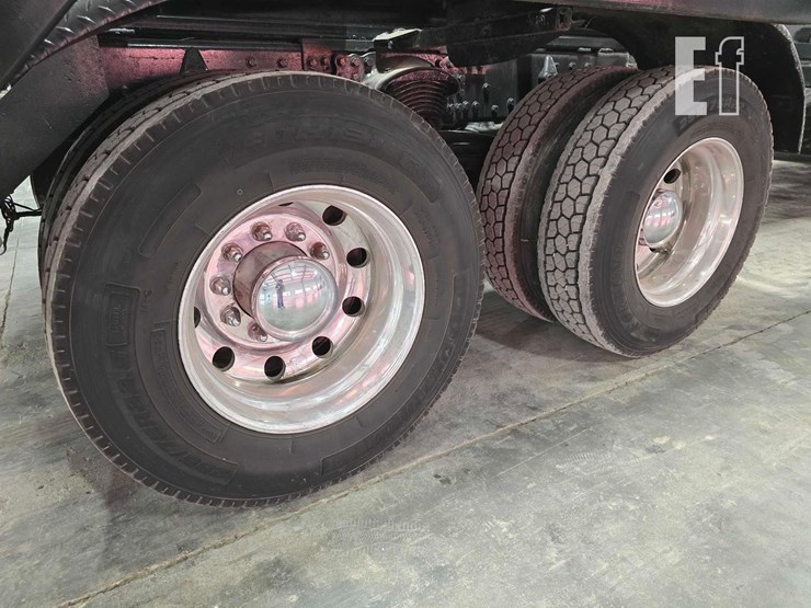 2016-peterbilt-579-image-30