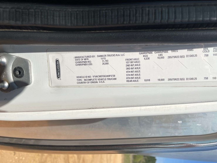 2016-freightliner-m2-106-image-31