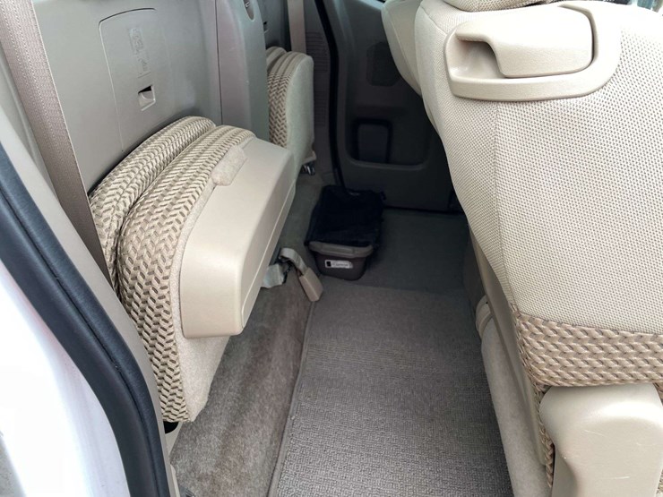 2011-nissan-frontier-sv-image-16