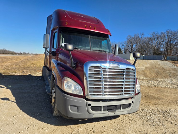 2014-freightliner-cascadia-125-image-28