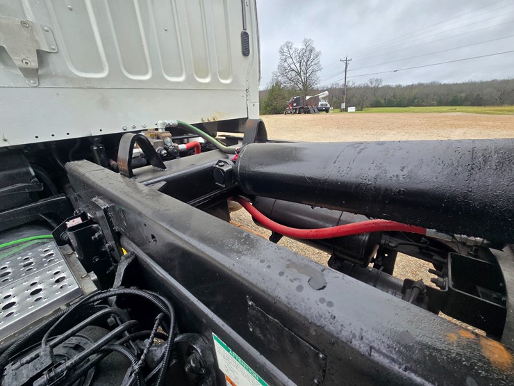 2012-freightliner-m2-106-image-66