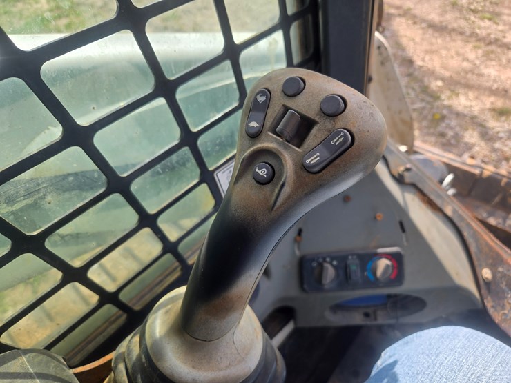 2010-bobcat-t650-image-43