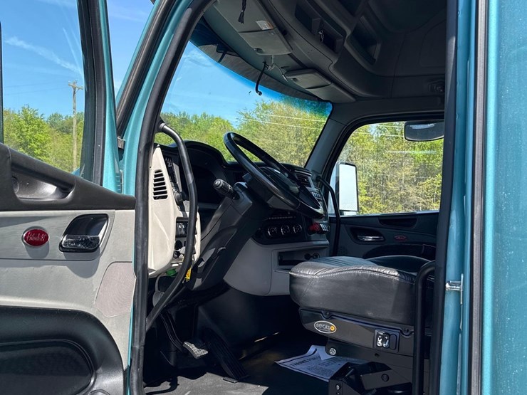 2023-peterbilt-579-image-25