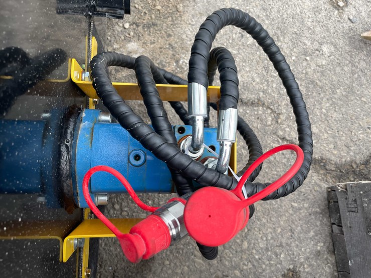 #7053-•-unused-giyi-mini-skid-steer-bucket-broom-(o10)-image-5