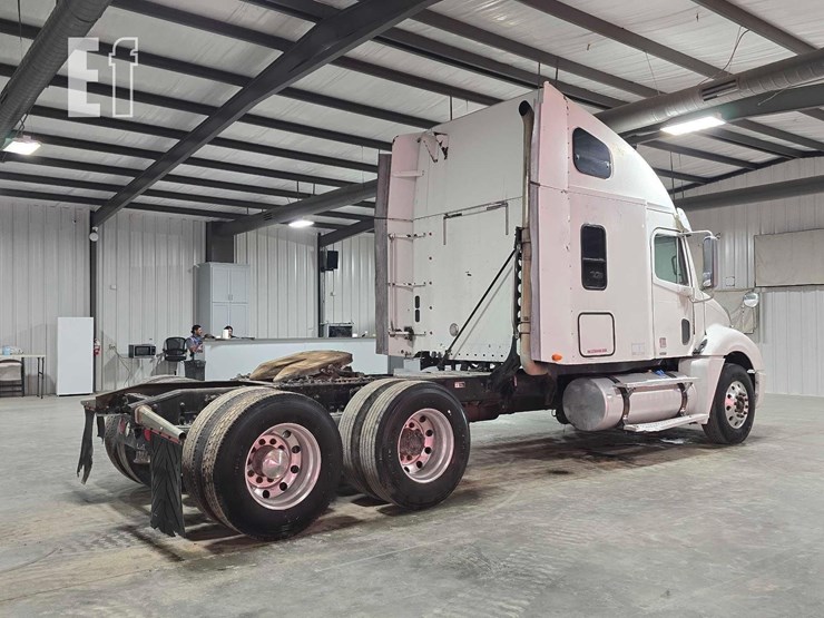 2009-freightliner-columbia-120-image-3