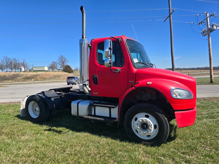 2005-freightliner-m2-106-image-15