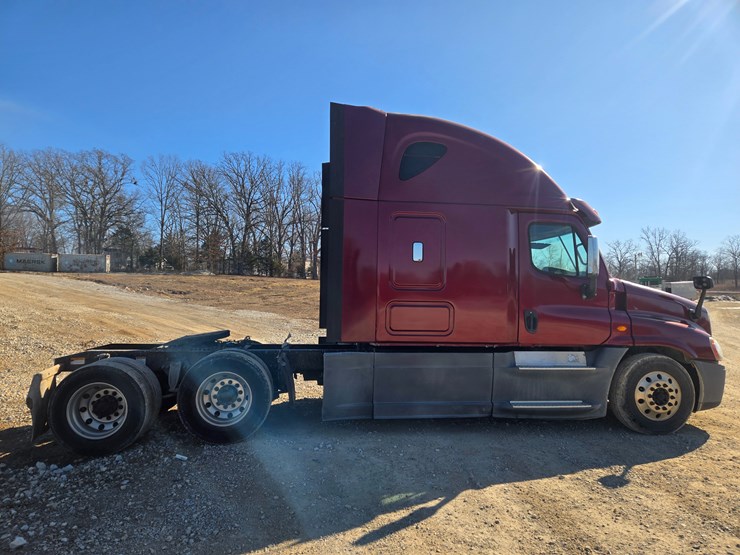 2014-freightliner-cascadia-125-image-21