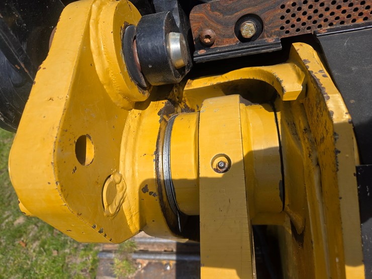 2014-caterpillar-953d-image-95