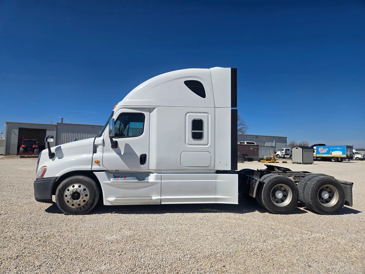 2014-freightliner-cascadia-125-image-7