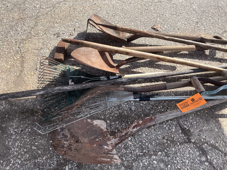#7025-•-(11)-handled-yard-tools-(o4)-image-3