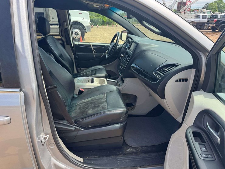 2017-dodge-grand-caravan-sxt-image-14