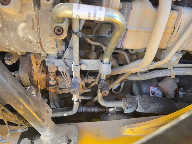 2015-deere-410l-image-34