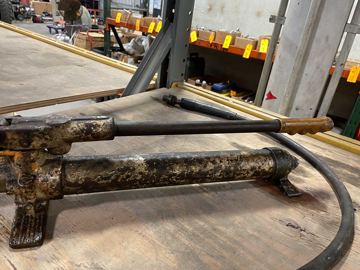 #2418-•-power-team-10-ton-porta-power-hand-pump-(pr12)-image-5