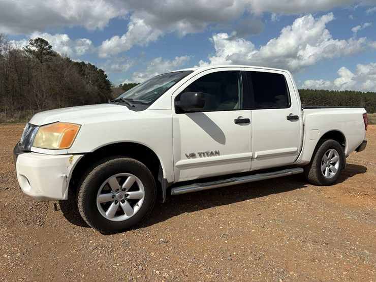 2010-nissan-titan-se-image-1