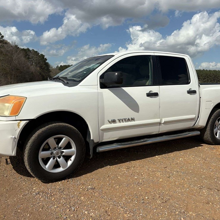 2010 NISSAN TITAN SE