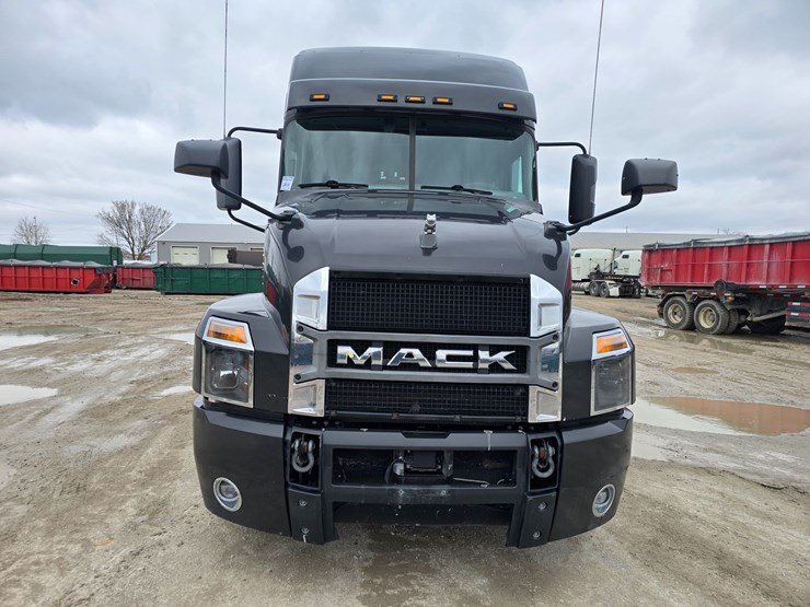 #22610-•-2019-mack-anthem-sleeper-truck-image-16
