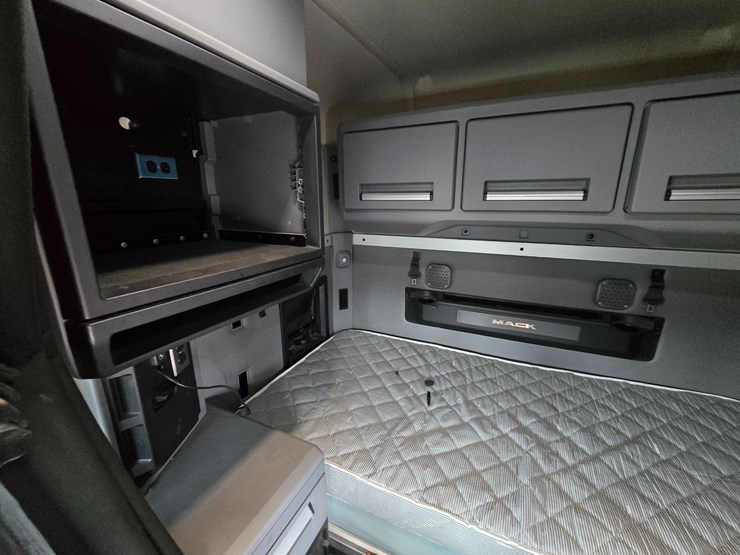 #22610-•-2019-mack-anthem-sleeper-truck-image-57