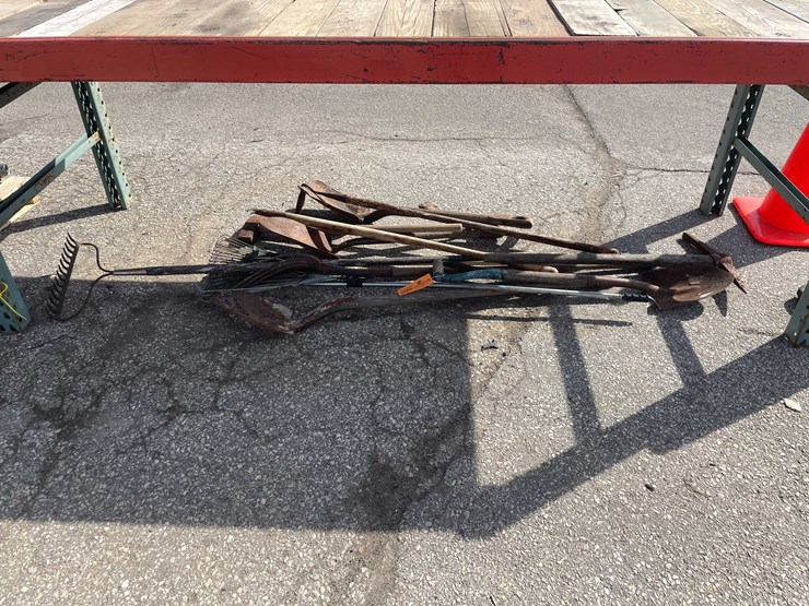 #7025-•-(11)-handled-yard-tools-(o4)-image-1