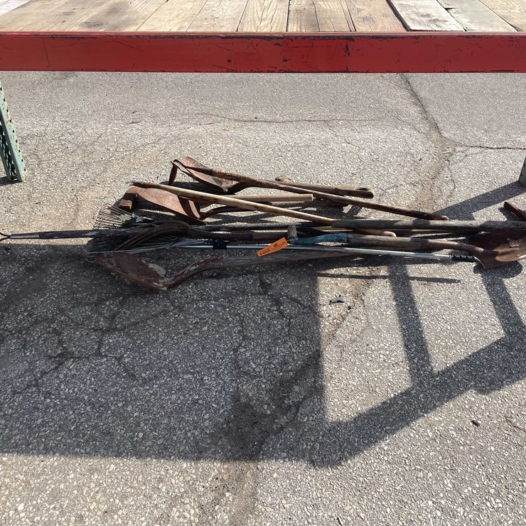 #7025 • (11) Handled Yard Tools (O4)