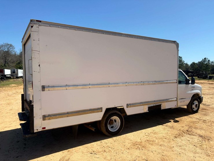 2011-ford-e350-image-4