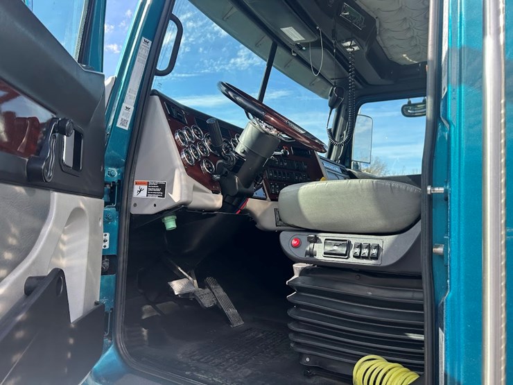 2022-western-star-4900-image-10