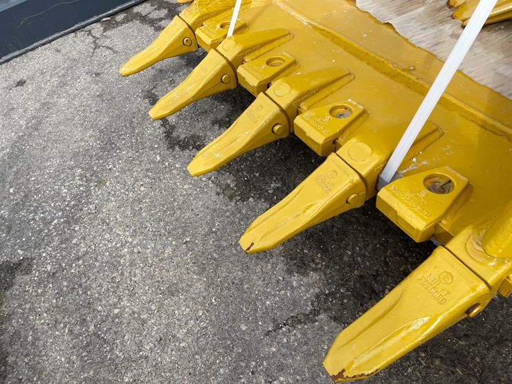 caterpillar-320-image-8