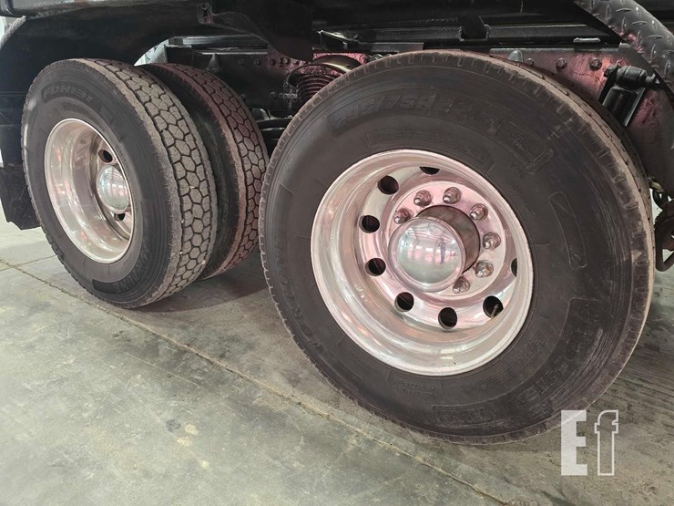 2016-peterbilt-579-image-31