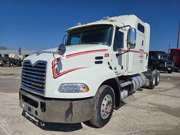 #22593-•-2016-mack-cxu613-pinnacle-sleeper-truck-image-1