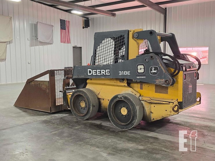 2015-deere-318e-image-4