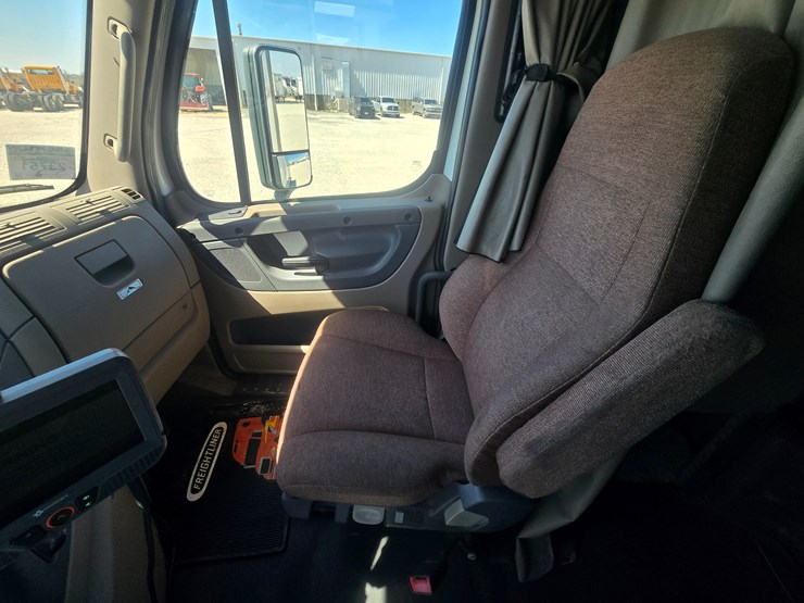 2014-freightliner-cascadia-125-image-59