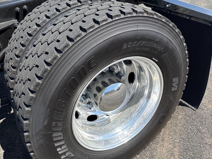 2023-peterbilt-579-image-24