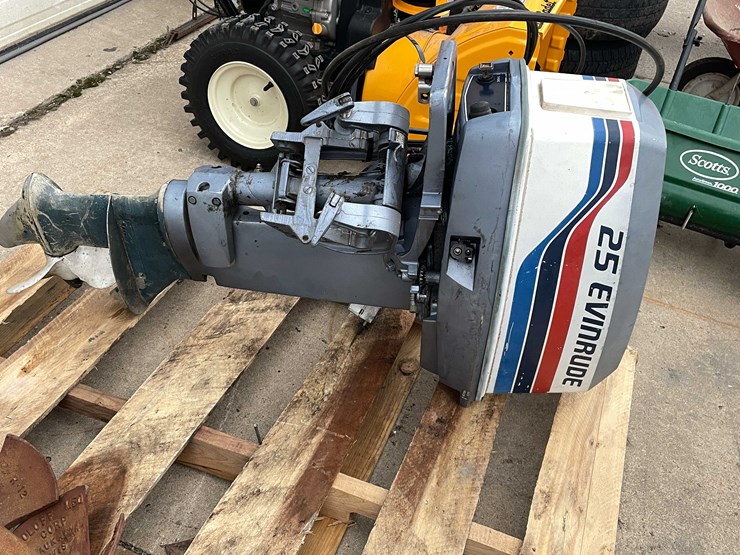 #7010-•-25-hp-evinrude-(o3)-image-10