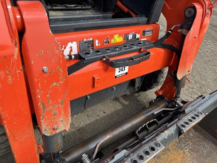 2018-kubota-ssv65-image-12