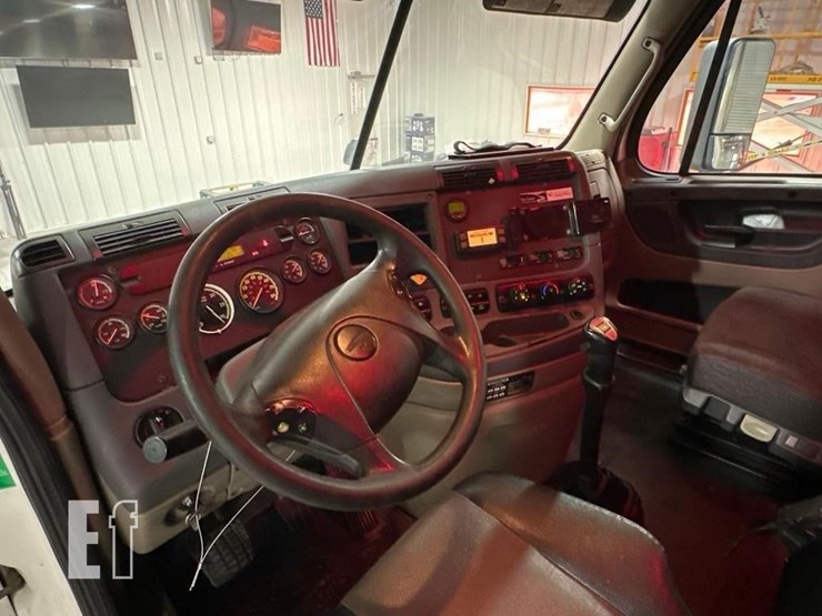 2014-freightliner-cascadia-125-image-13