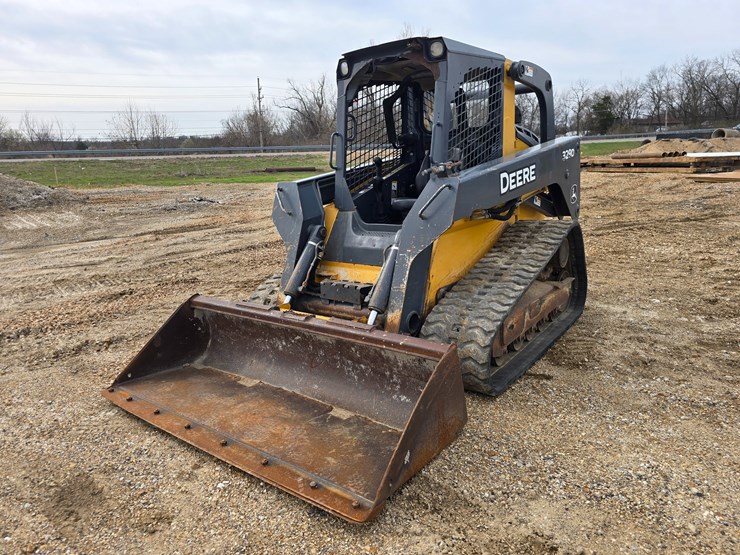 2013-deere-329d-image-2