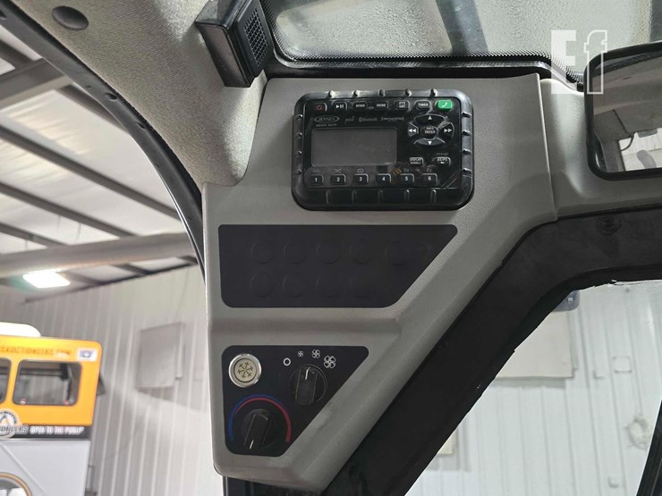 2022-jcb-3ts-8t-image-17