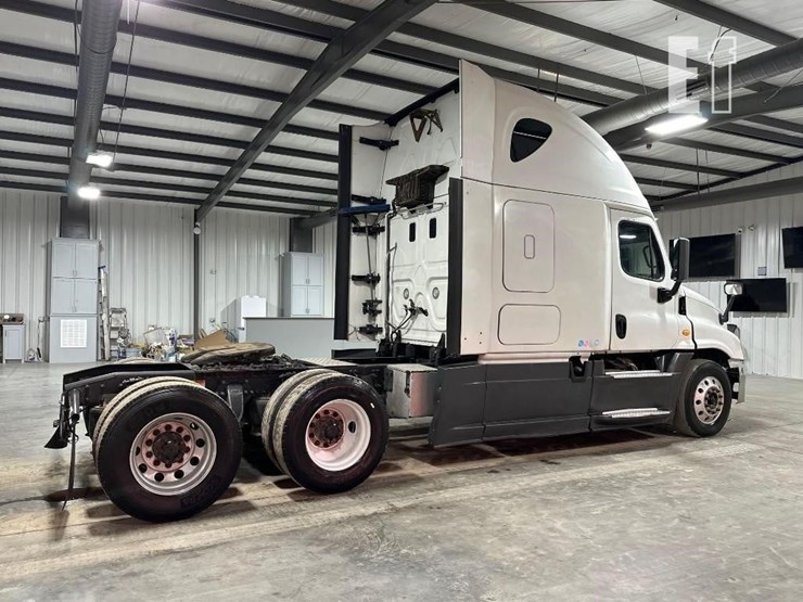 2014-freightliner-cascadia-125-image-3
