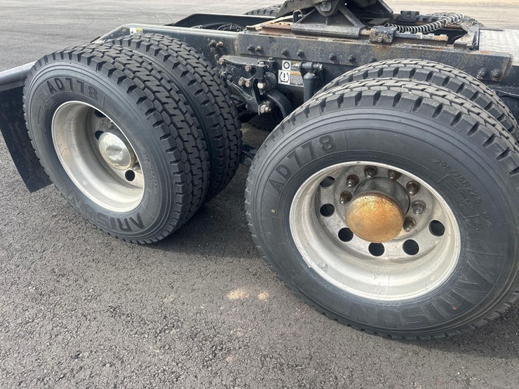 2016-peterbilt-579-image-12