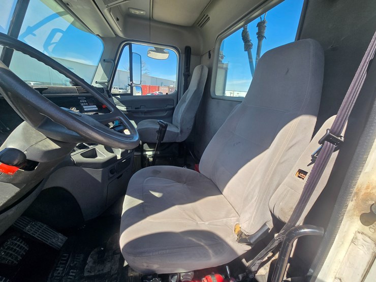 2006-freightliner-columbia-120-image-50