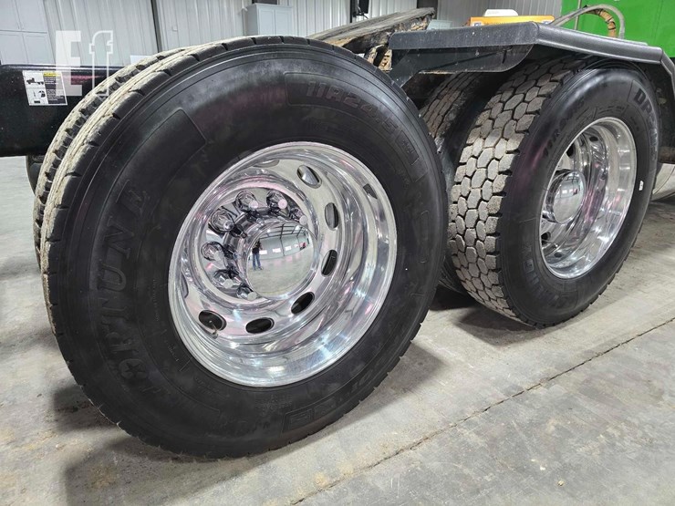 2021-peterbilt-367-image-25