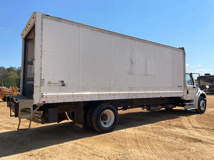 2016-freightliner-m2-106-image-3