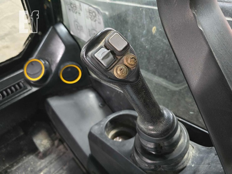 2022-jcb-3ts-8t-image-15