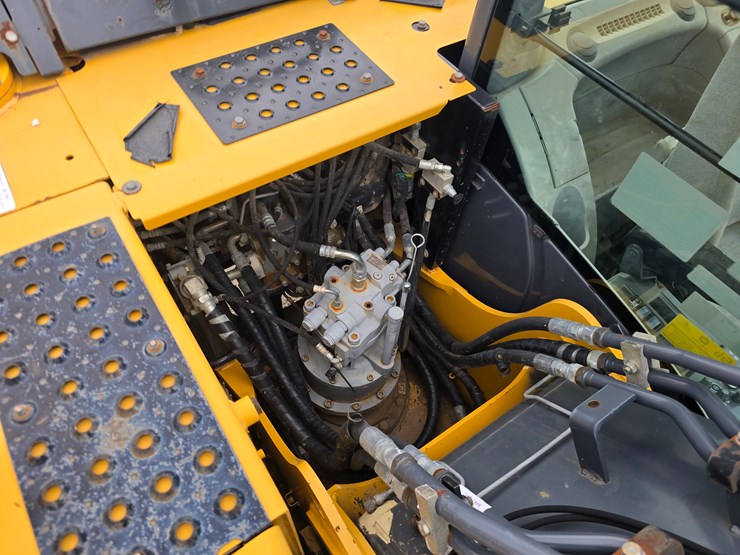 2014-deere-160g-lc-image-62