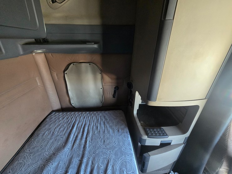 2014-freightliner-cascadia-125-image-79