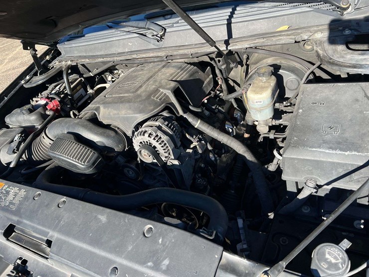 2011-chevrolet-tahoe-image-8