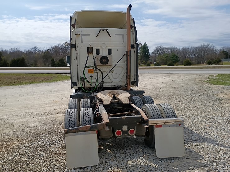 2009-freightliner-cascadia-125-image-6