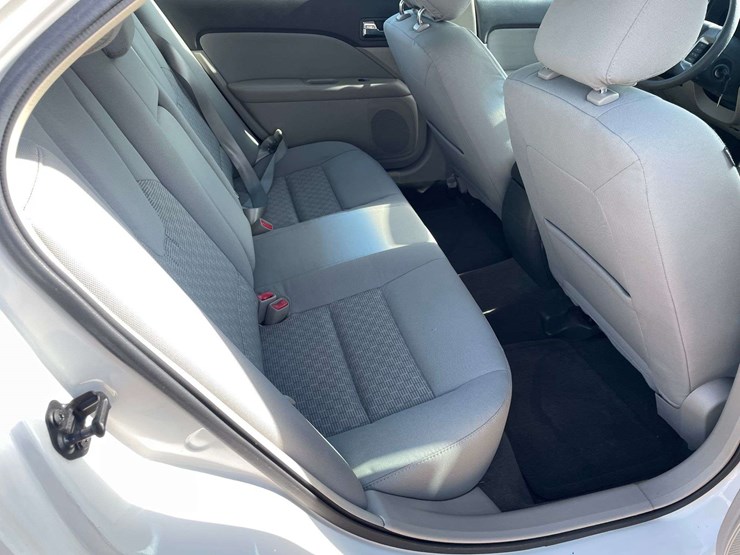 2012-ford-fusion-4-door-sedan-(95,800-miles)-image-16