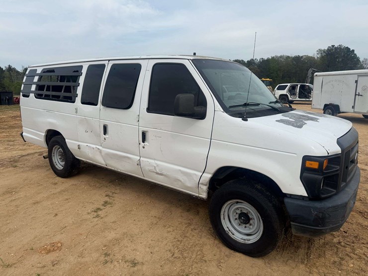 2013-ford-e350-image-4