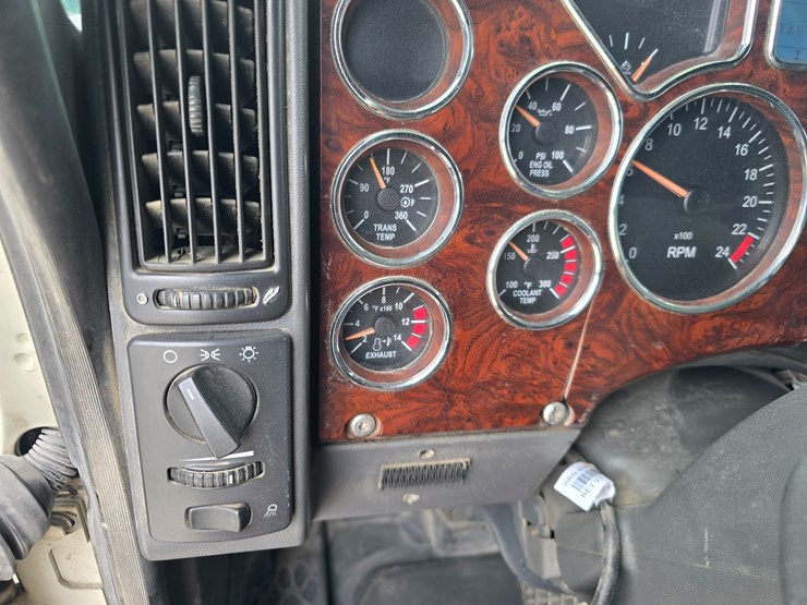 #22593-•-2016-mack-cxu613-pinnacle-sleeper-truck-image-49