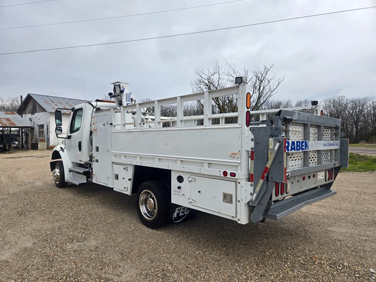 2010-freightliner-m2-106-image-13